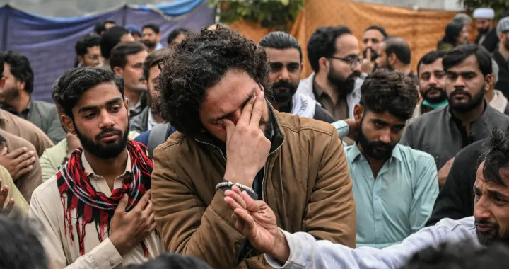 Bom Bunuh Diri Serang Orang Lagi Salat Jumat di Masjid Muslim Syiah di Pakistan, 31 Tewas